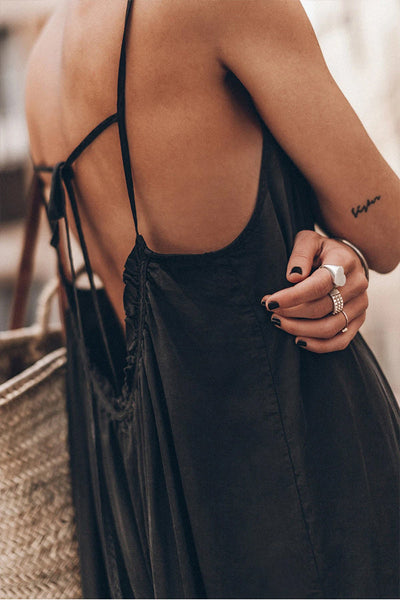 Jessie® | Schwarzer, rückenfreier Jumpsuit mit weitem Bein und Rüschenausschnitt und Riemen