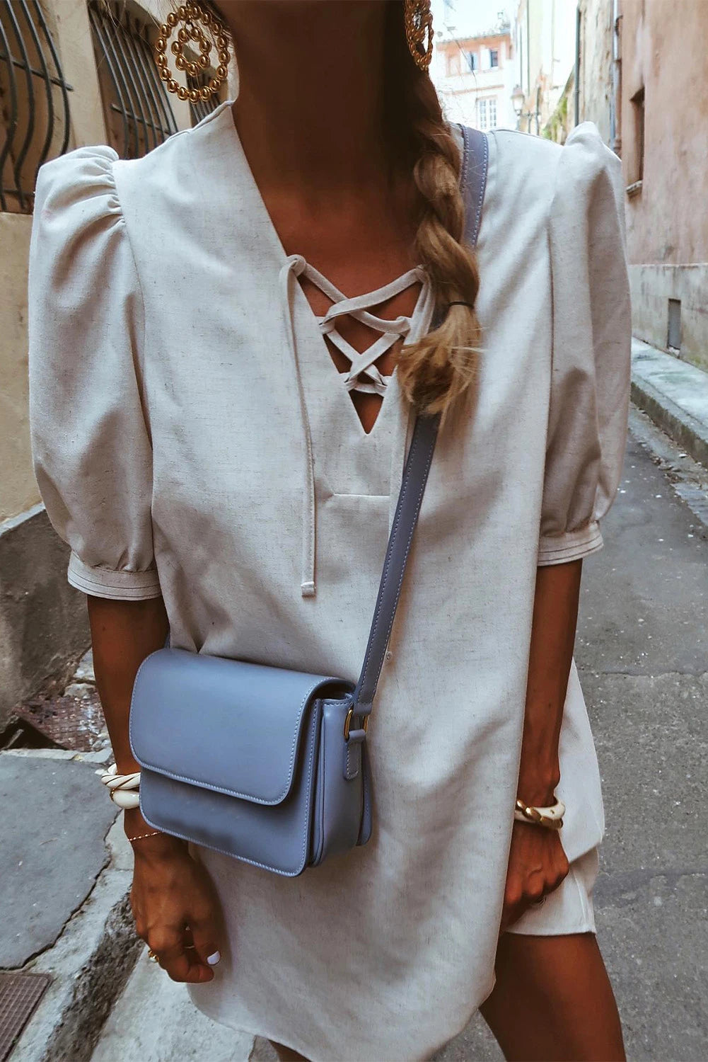 Grace® | Beigefarbenes, kurzes Etuikleid mit Schnürung und V-Ausschnitt und Blasenärmeln