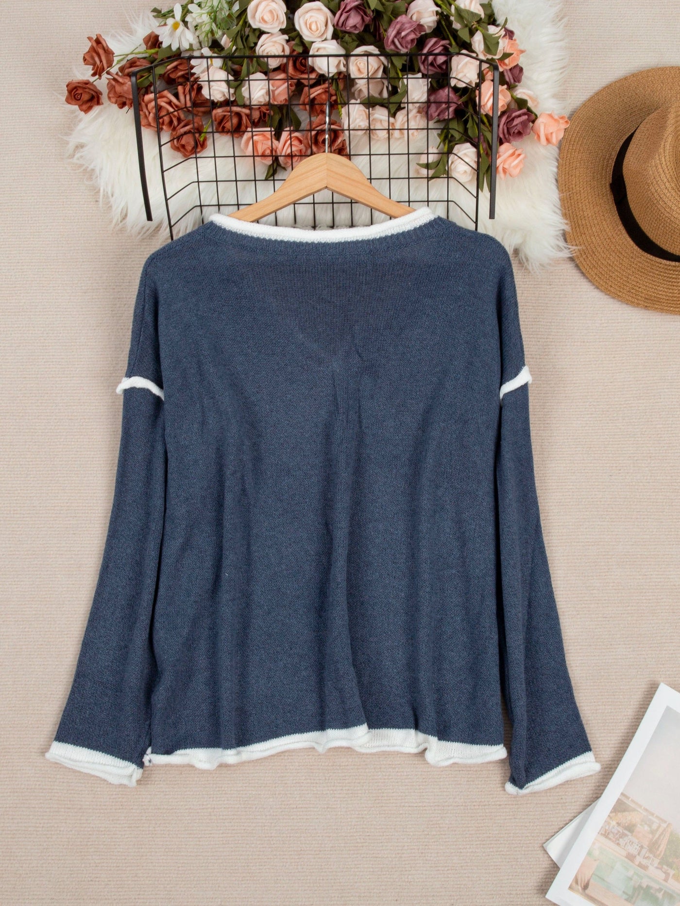 Grauer V-Ausschnitt Pullover mit Kontrastdetails - Ella