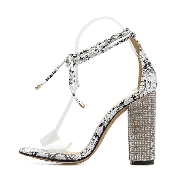 Mandy – Römische Absatzsandalen mit Strass und Bandagen