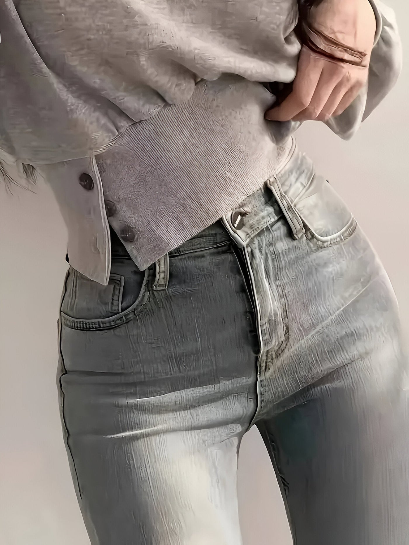 Letia | Lässiger Luxus: Elegantes T-Shirt in Uni-Farbe mit Knopfdetail