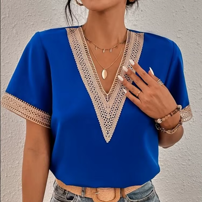 Denisa – Sommerbluse mit Spitzendetail und V-Ausschnitt