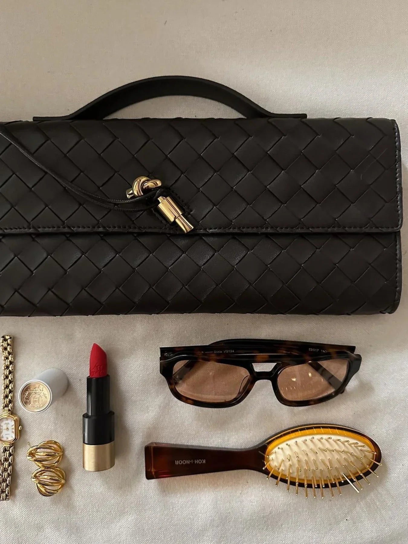 Schwarze Clutch mit Goldverschluss - Elina