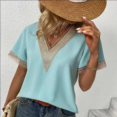 Denisa – Sommerbluse mit Spitzendetail und V-Ausschnitt