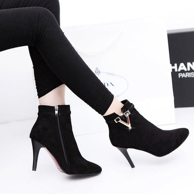 Betty – Damenstiefel mit hohem Absatz und V-Form