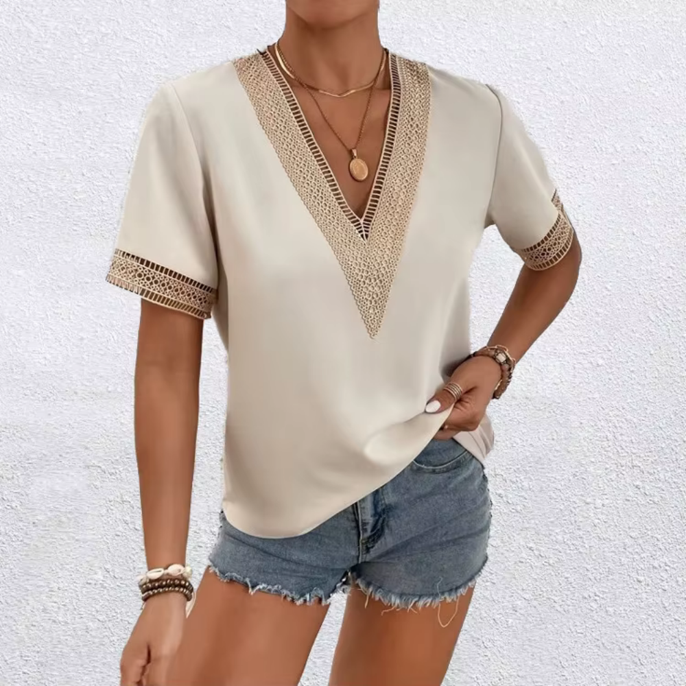 Denisa – Sommerbluse mit Spitzendetail und V-Ausschnitt