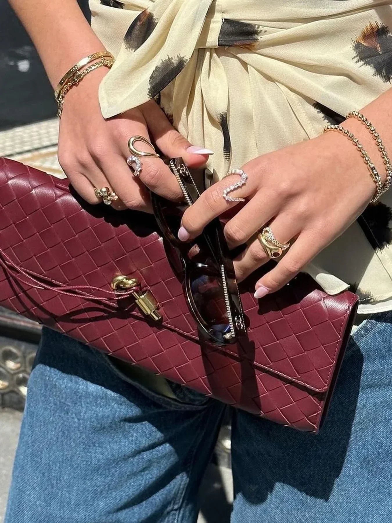 Schwarze Clutch mit Goldverschluss - Elina