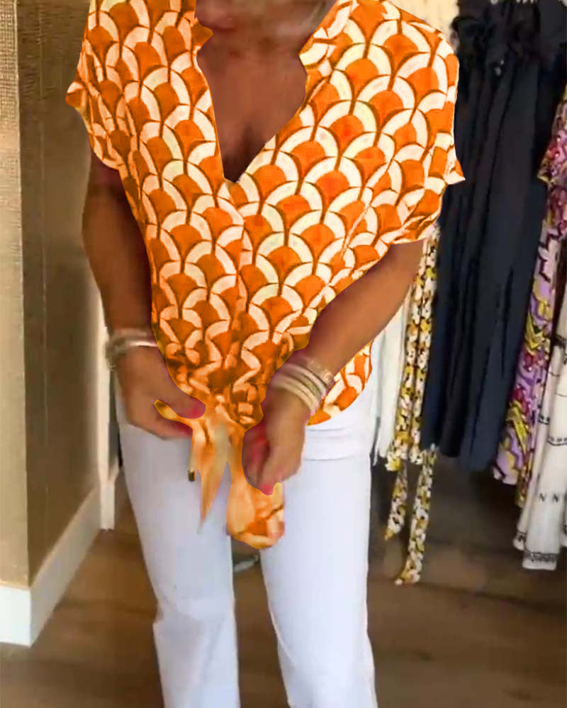 Blanka – bedruckte bluse mit kurzen armeln und v-ausschnitt