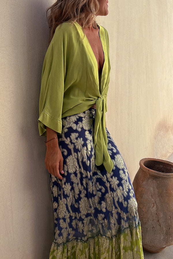 Amelia® | Summer Mood – Lockere Bluse aus Satin mit Bindeband vorne