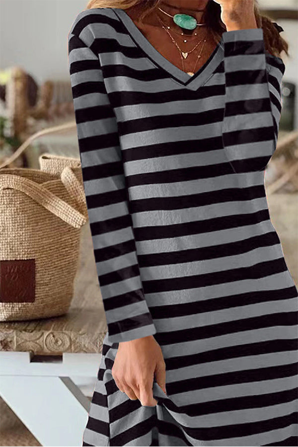 Jean® | Grau gestreiftes, lockeres, langärmliges Maxikleid mit Schlitz