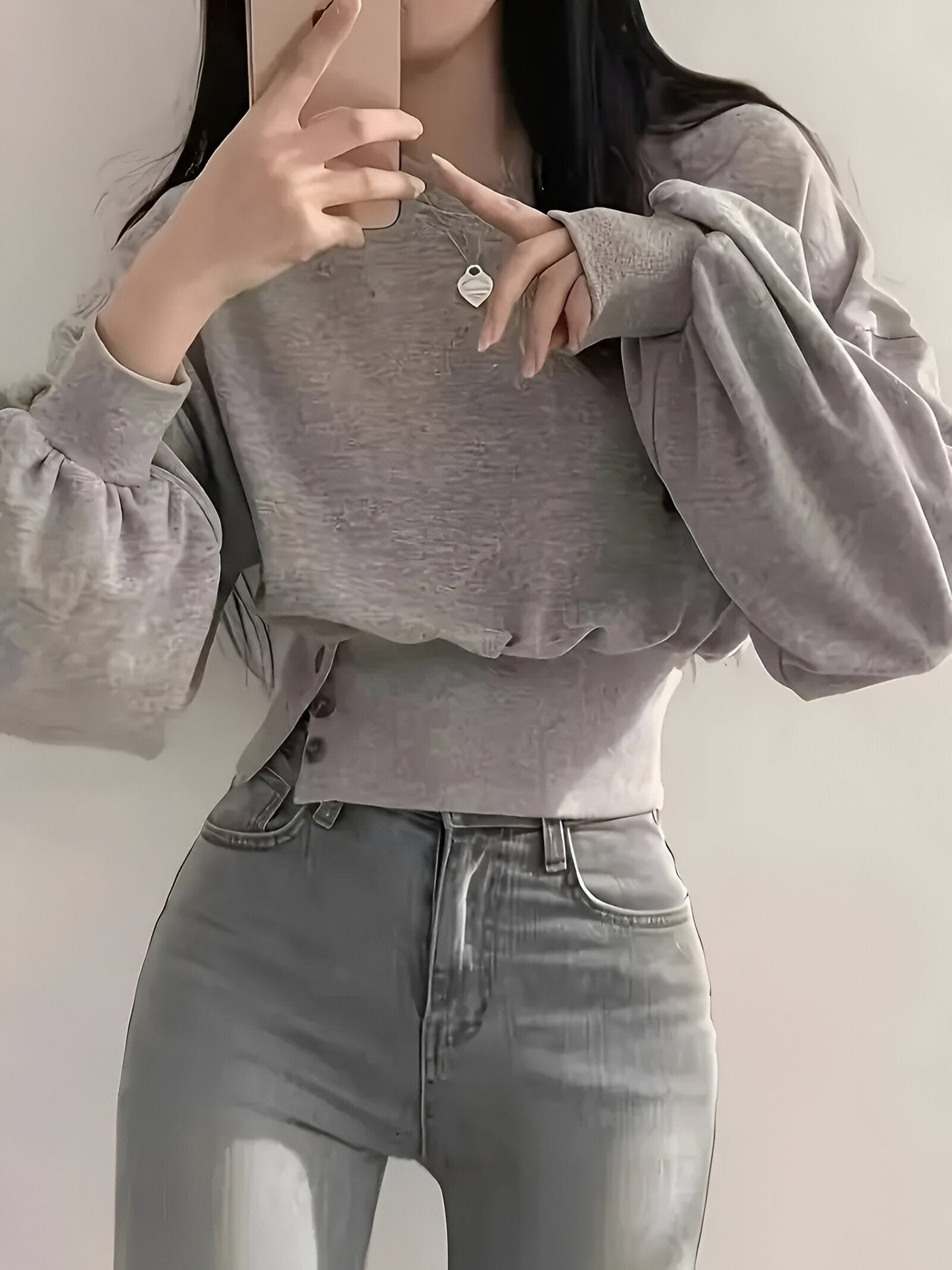 Letia | Lässiger Luxus: Elegantes T-Shirt in Uni-Farbe mit Knopfdetail