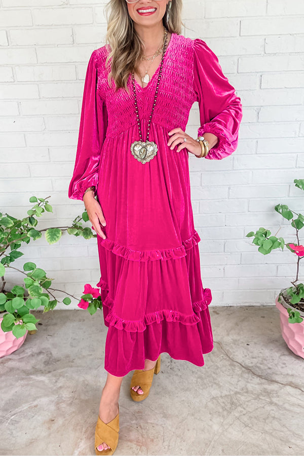 Mandy® | Rosarotes, gerafftes Samtkleid mit V-Ausschnitt und langen Ärmeln