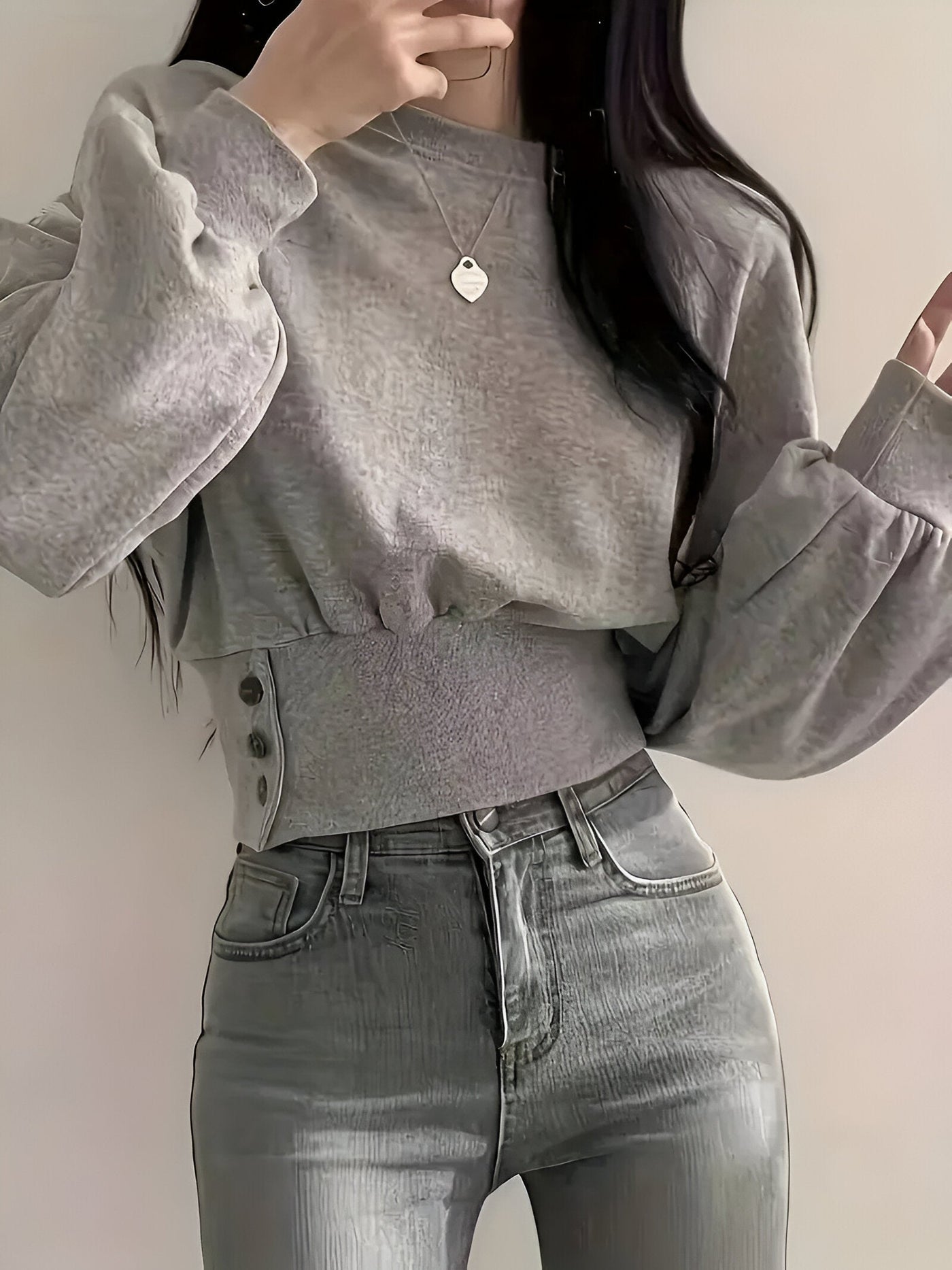 Letia | Lässiger Luxus: Elegantes T-Shirt in Uni-Farbe mit Knopfdetail