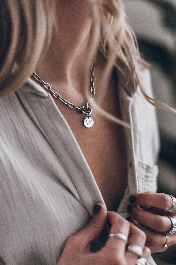 Marjorie® | Graues strukturiertes Kleid mit hochgekrempelten Ärmeln und geknöpftem Kordelzug