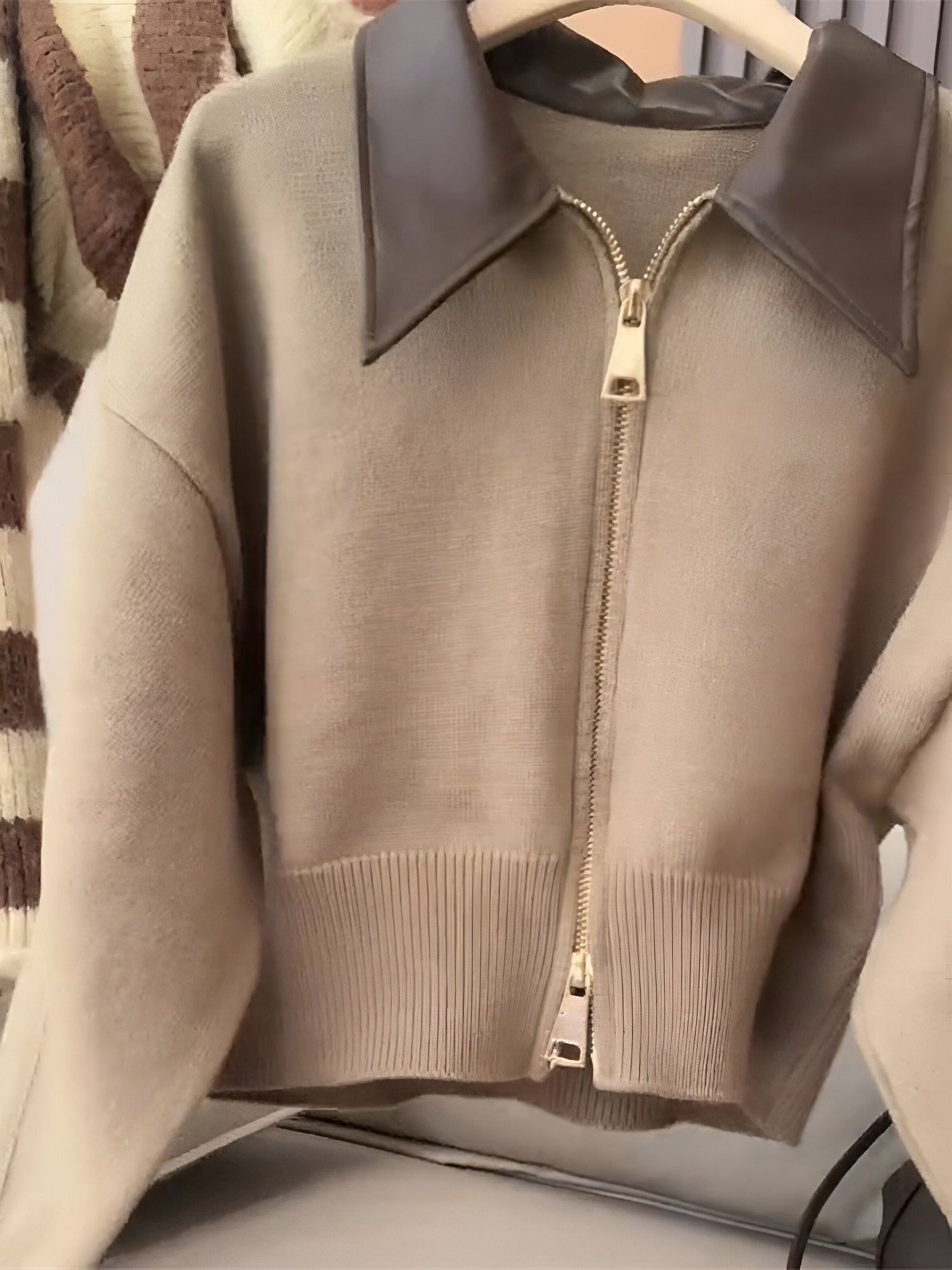 Elvira | Trendiger Strickpullover mit geteilter Lederkragen