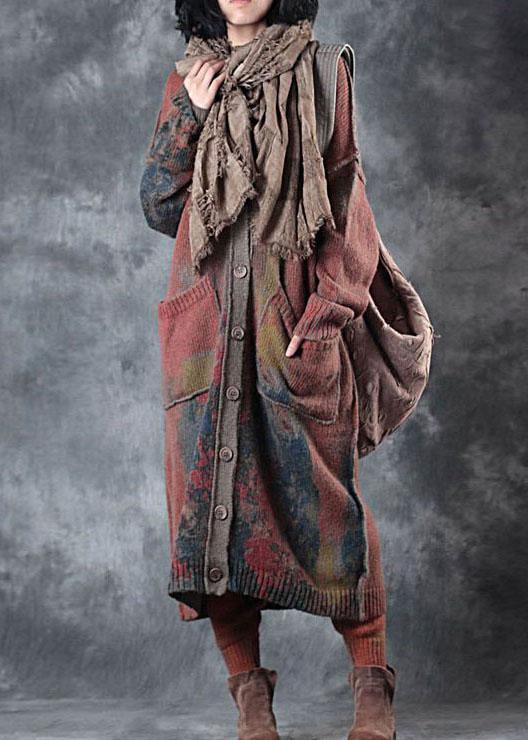 Boho-strickpullover mit orangefarbenen v-ausschnitttaschen und herbstlichen knöpfen