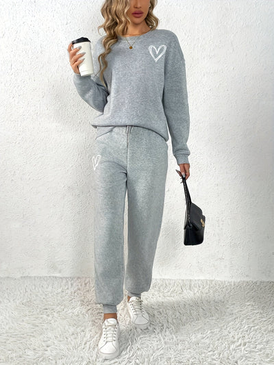 Kuschelige Damen-Loungewear: Pullover mit Herzmuster und passende Jogginghose für kalte Tage