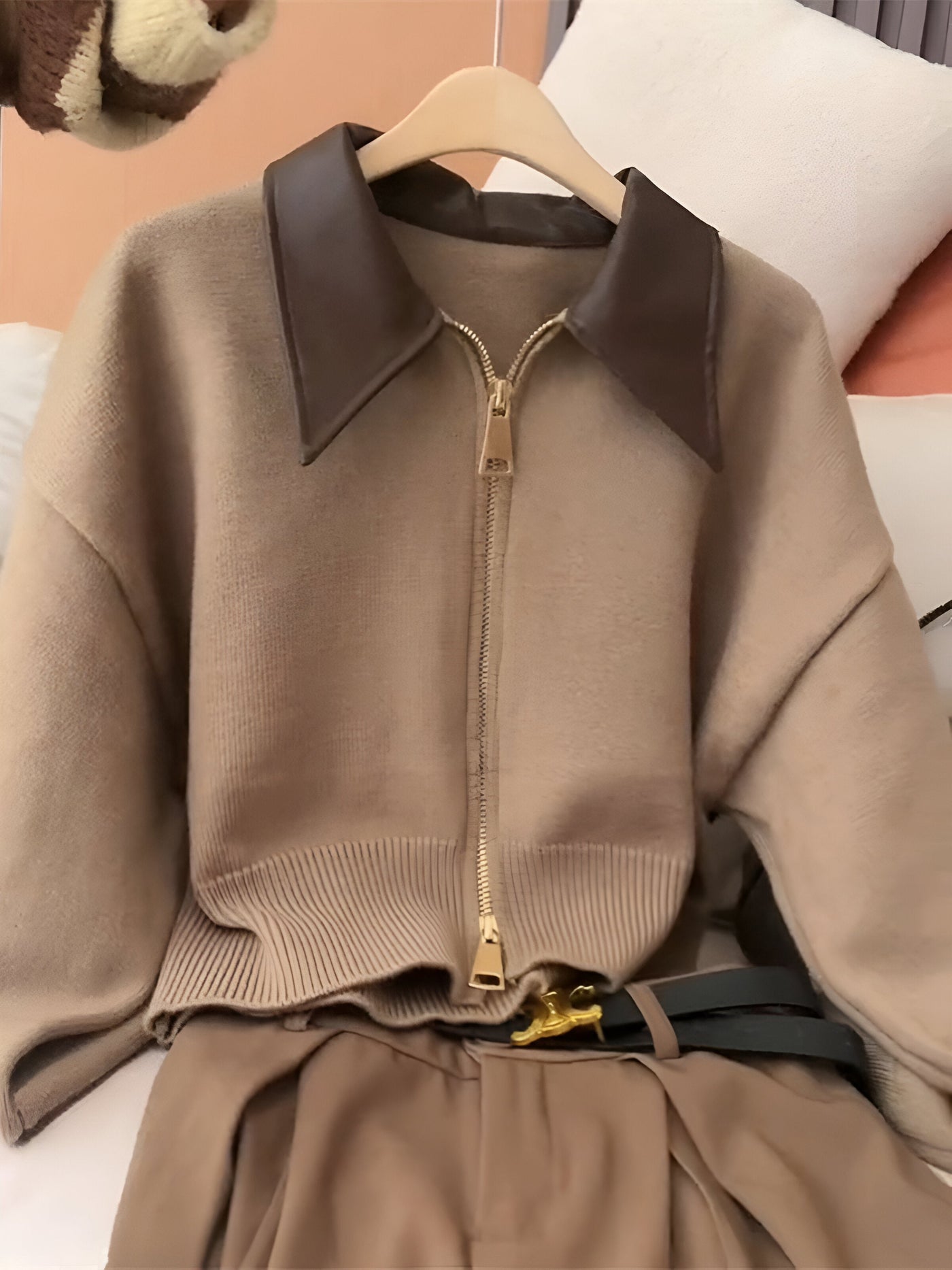 Elvira | Trendiger Strickpullover mit geteilter Lederkragen