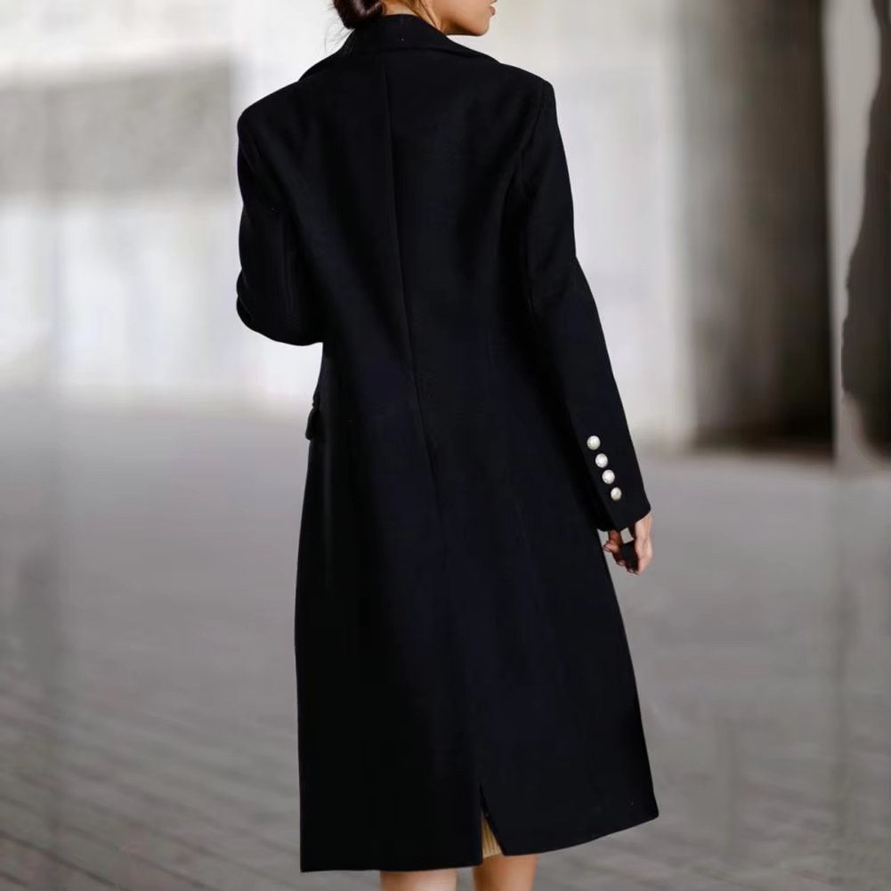 Eleganter Damenmantel - Figurbetont mit Taschen und Knöpfen