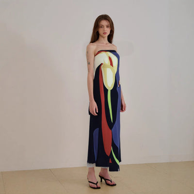 Ylva – Trägerloses Midikleid mit abstraktem Print und fließendem Schnitt | Kunstvolles Design für stilvolle Sommermomente