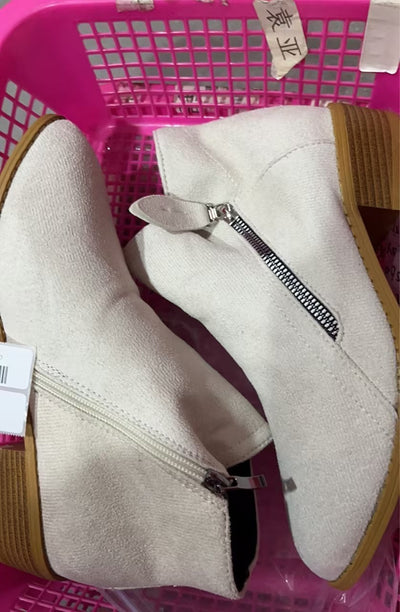 Helen – Damenstiefel aus Premium Veganem Wildleder mit Chunky Absatz und Seitenreißverschluss