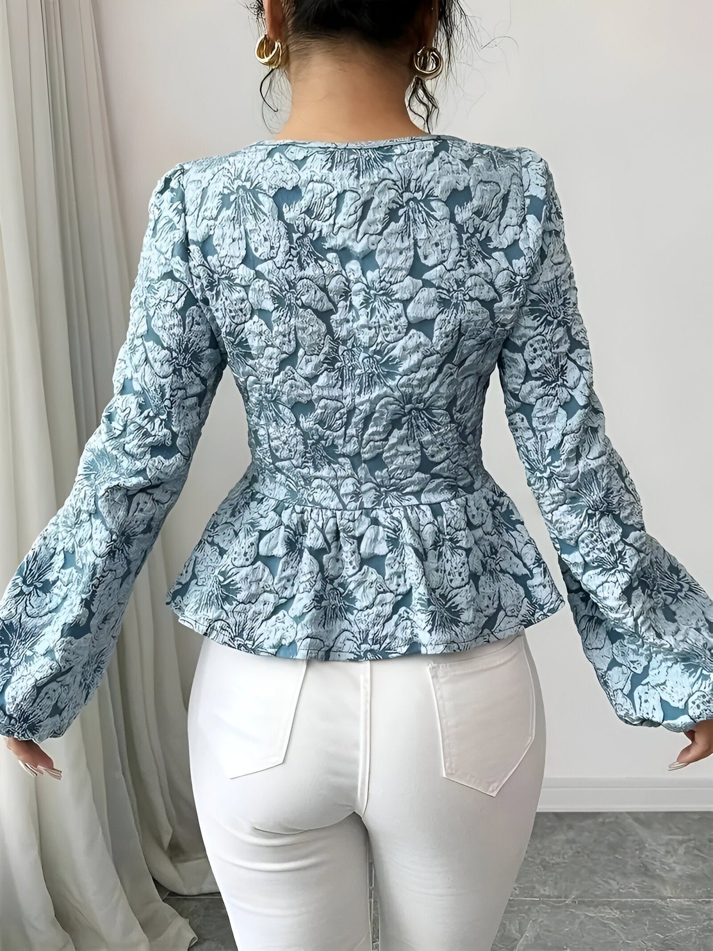 Lynleigh | Elegante Blumen-Jacquard-Bluse mit Herz-Ausschnitt