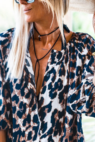 Manuela® | Schwarzes Minikleid mit Leopardenmuster und Laternenärmeln und Knöpfen