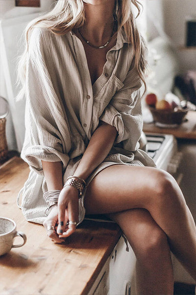 Marjorie® | Graues strukturiertes Kleid mit hochgekrempelten Ärmeln und geknöpftem Kordelzug