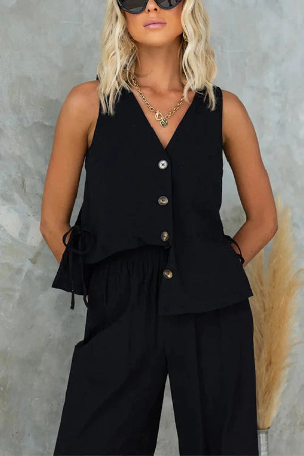 Miriam® | Set aus ärmellosem Oberteil mit seitlichen Schlitzen und Knöpfen und Hose mit weitem Bein