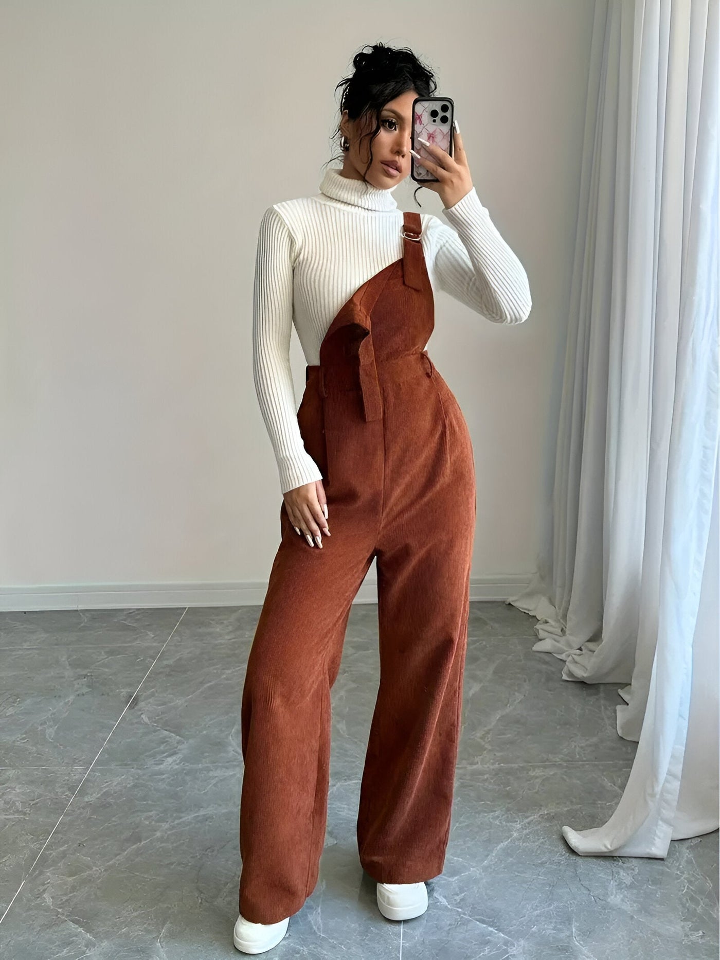 Leesha | Mühelos stilvoll: Lässiger Cord-Jumpsuit mit Knopfdetails
