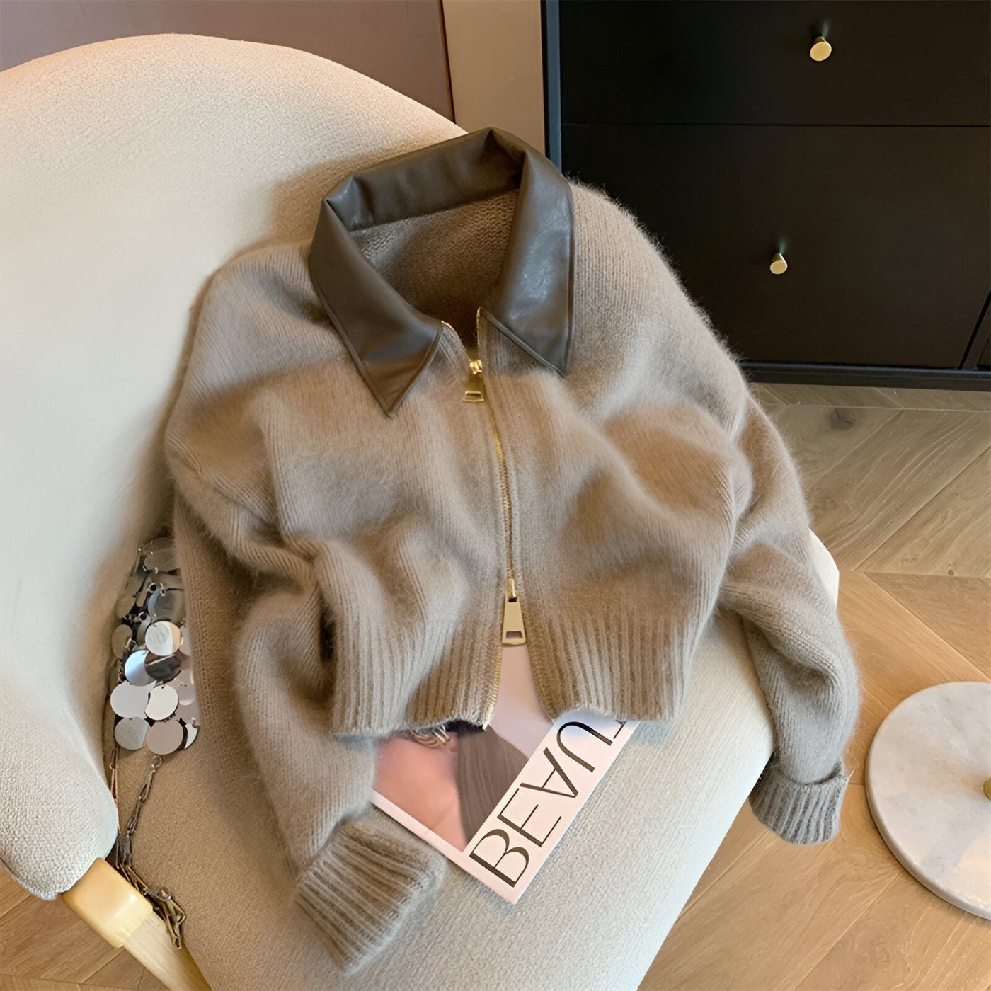 Elvira | Trendiger Strickpullover mit geteilter Lederkragen