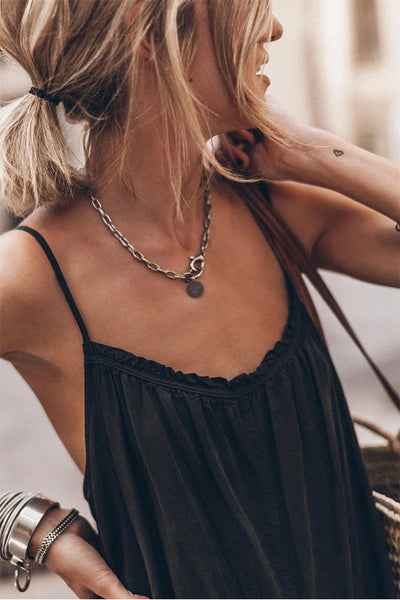 Jessie® | Schwarzer, rückenfreier Jumpsuit mit weitem Bein und Rüschenausschnitt und Riemen