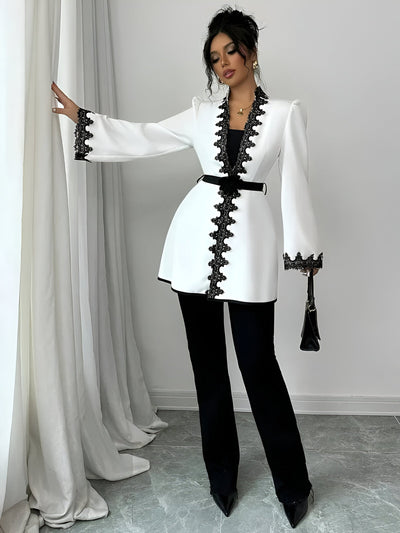 Carlee | Schicker Damenmantel mit einzigartigem Patchwork & 3D-Blumendetails