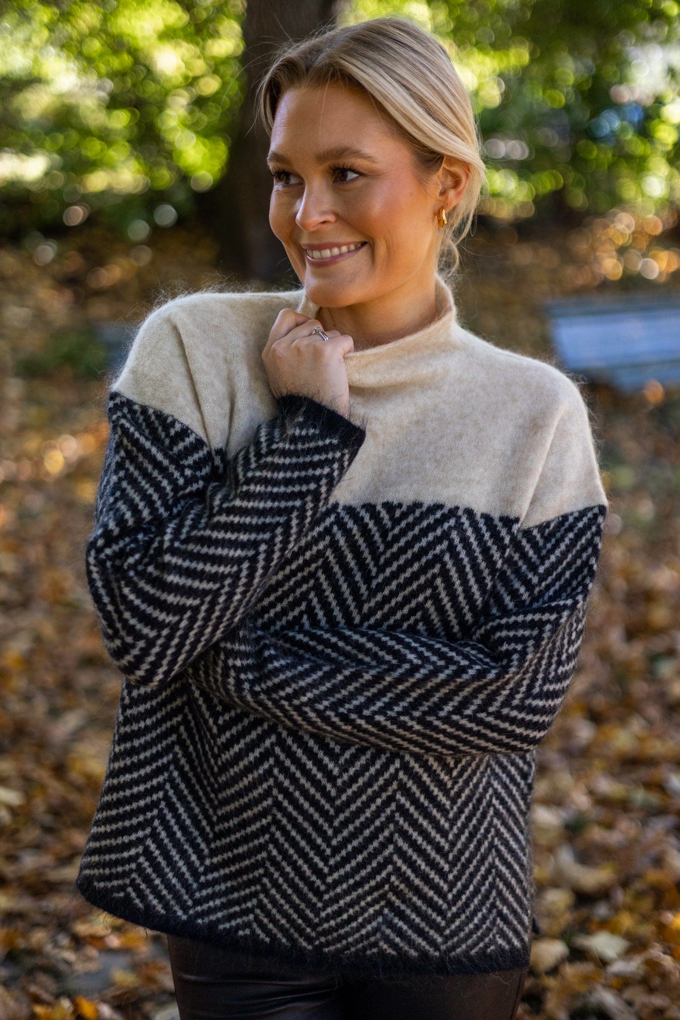 Kontrastreicher Rollkragenpullover mit Chevron-Details für Frauen