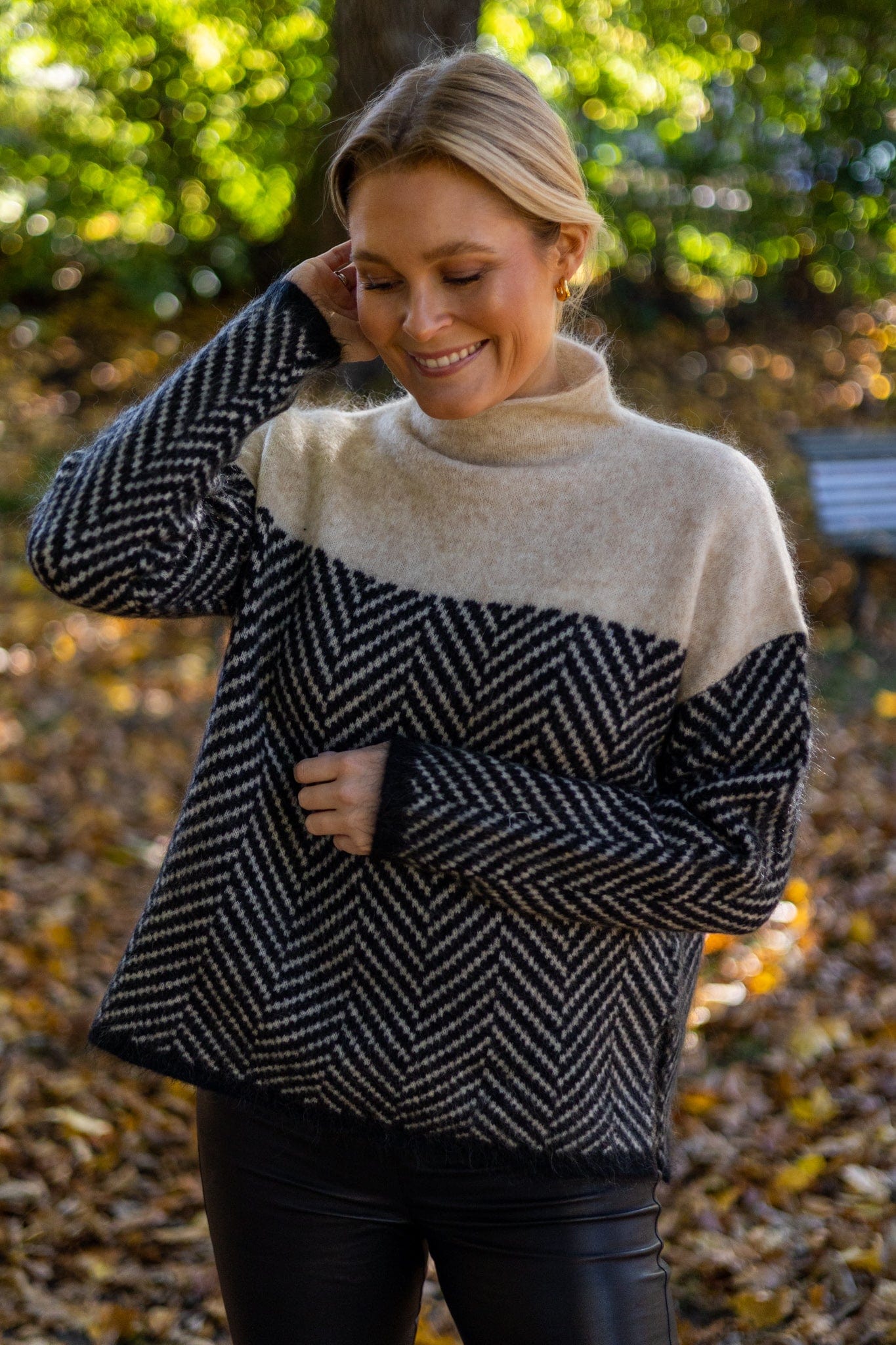 Kontrastreicher Rollkragenpullover mit Chevron-Details für Frauen