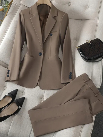 Klassisch eleganter Anzug für Damen | Hose und Blazer