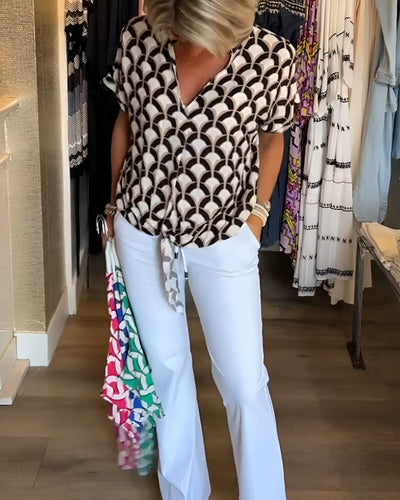 Blanka – bedruckte bluse mit kurzen armeln und v-ausschnitt