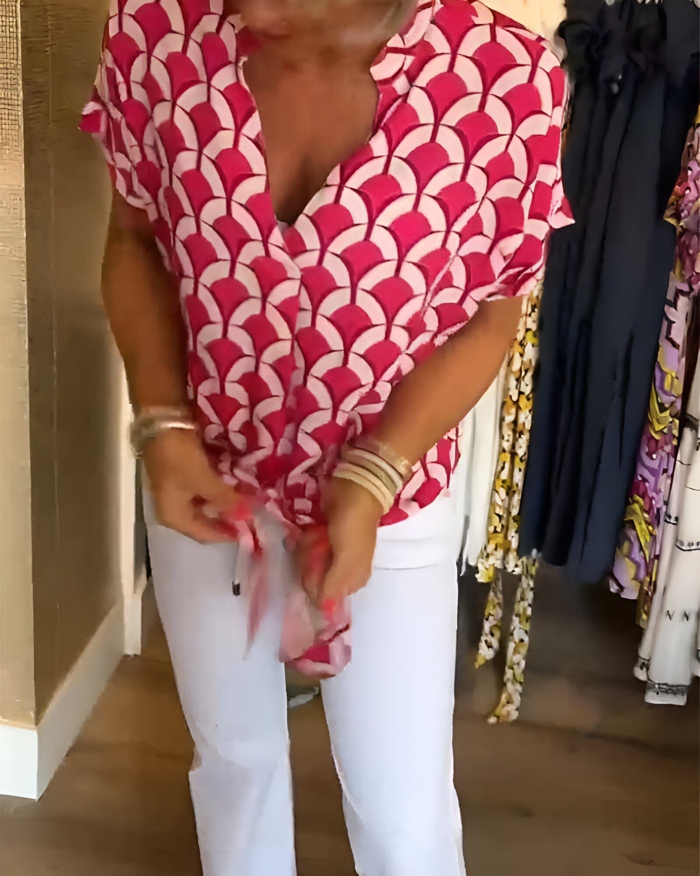 Blanka – bedruckte bluse mit kurzen armeln und v-ausschnitt