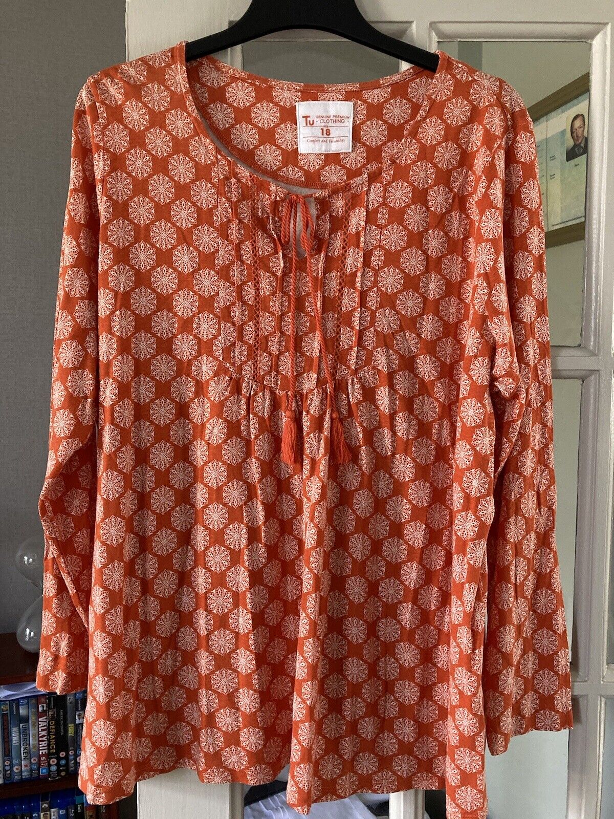 Lässige Damen-Tunika mit Quastenband und geometrischem Print