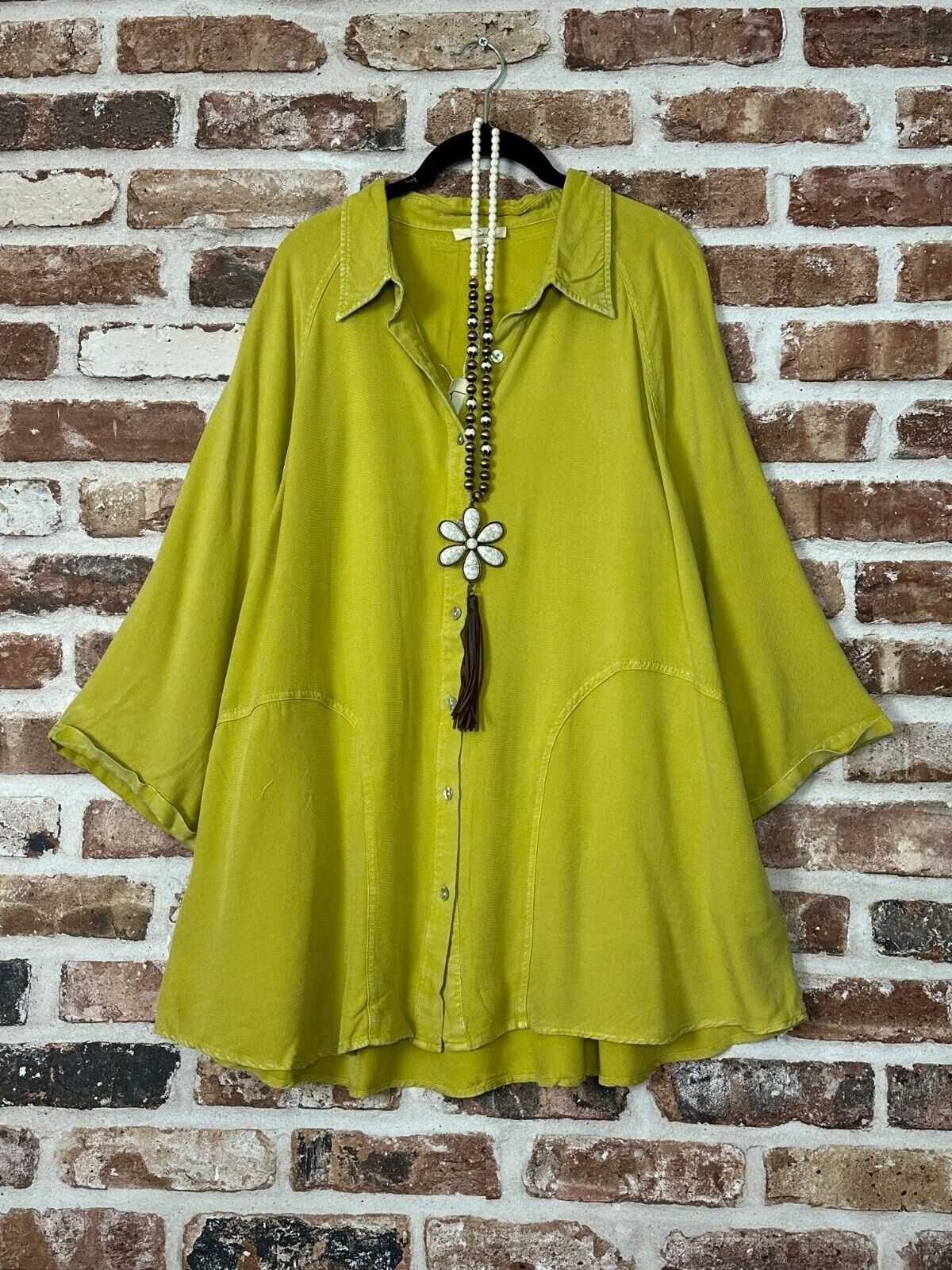 Lässige Damenbluse mit Kragen und Knopfleiste