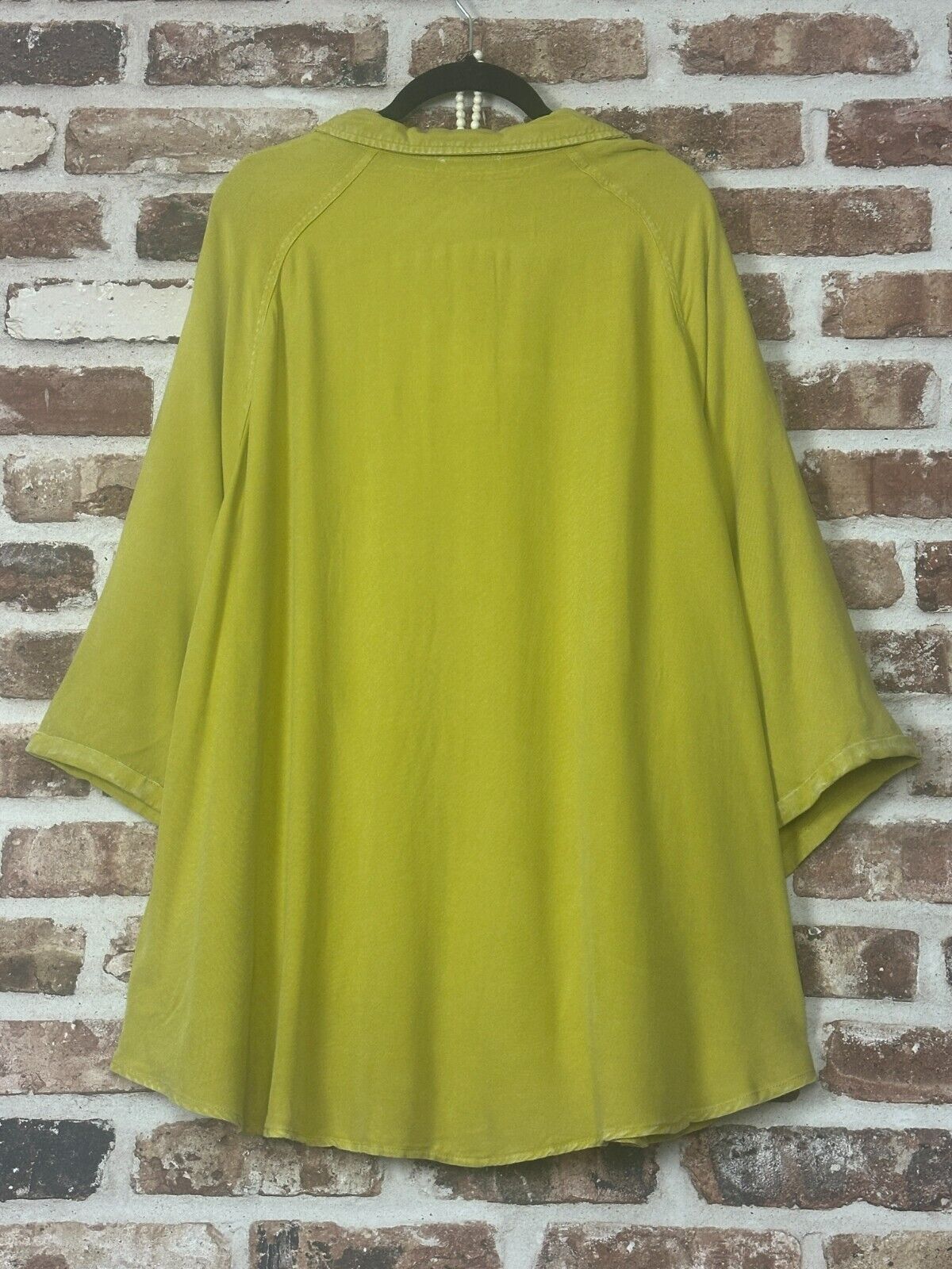 Lässige Damenbluse mit Kragen und Knopfleiste